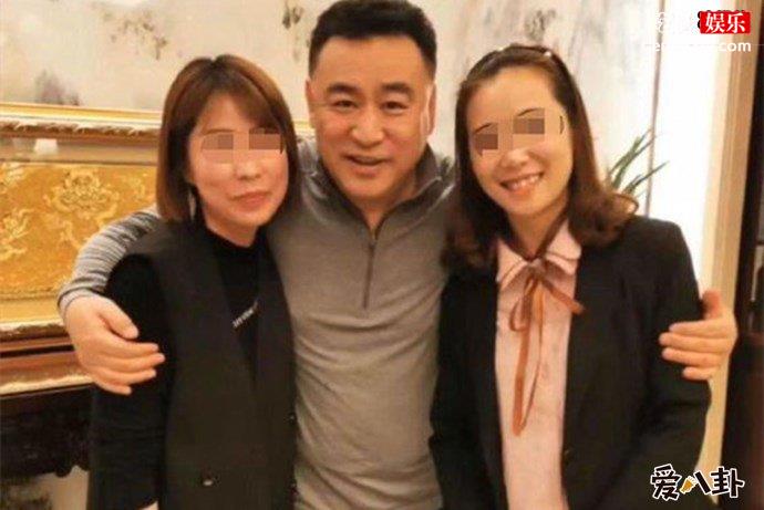 与粉丝亲切合影的央视名嘴张宏民