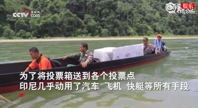 工作人员运送票箱