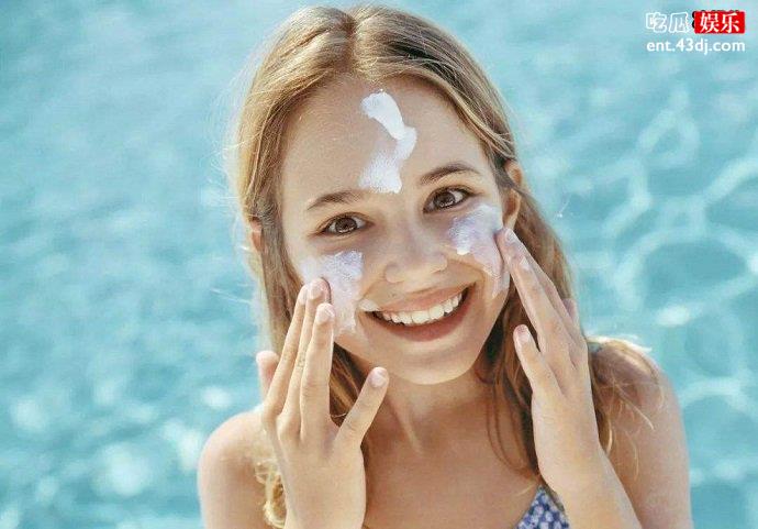 正在做防晒的女士