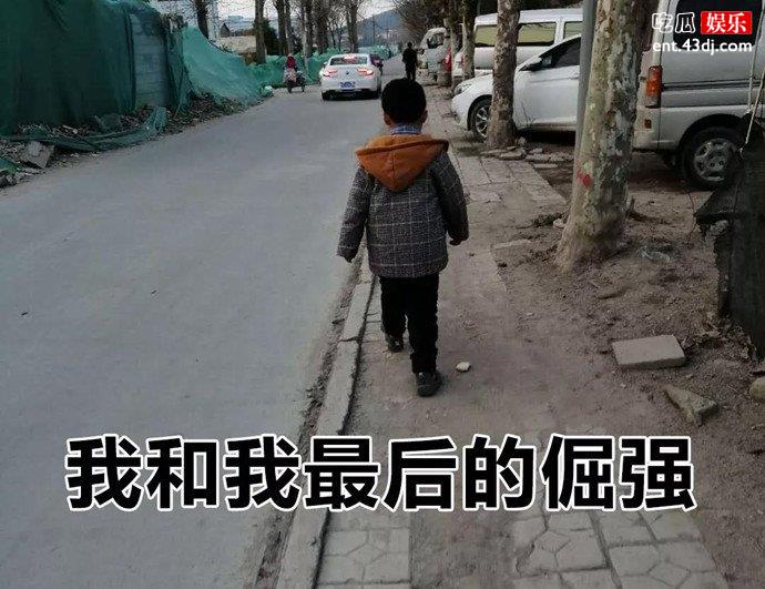 民警护送萌娃