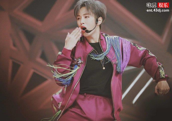 李汶翰在舞台上表演