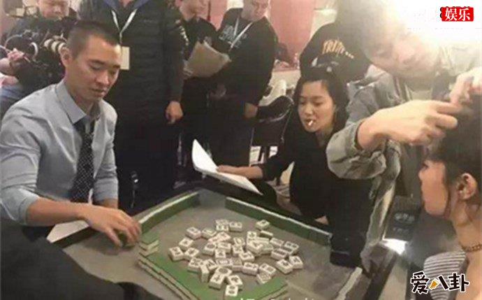 黄立行与徐静蕾在片场打麻将