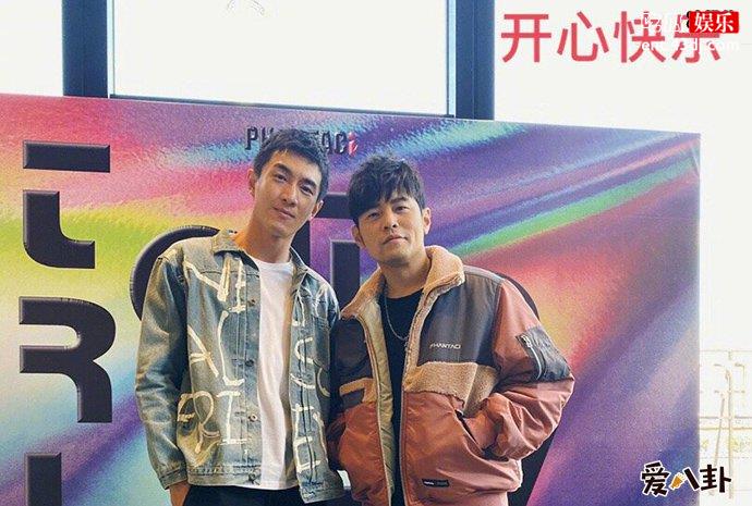 林更新偷瞄周杰伦