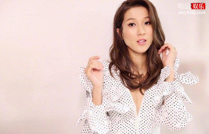 钟嘉欣以甜美形象出镜