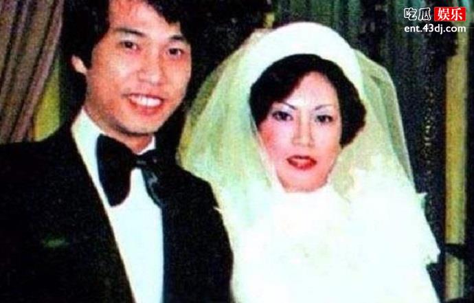 吴孟达同妻子的结婚照