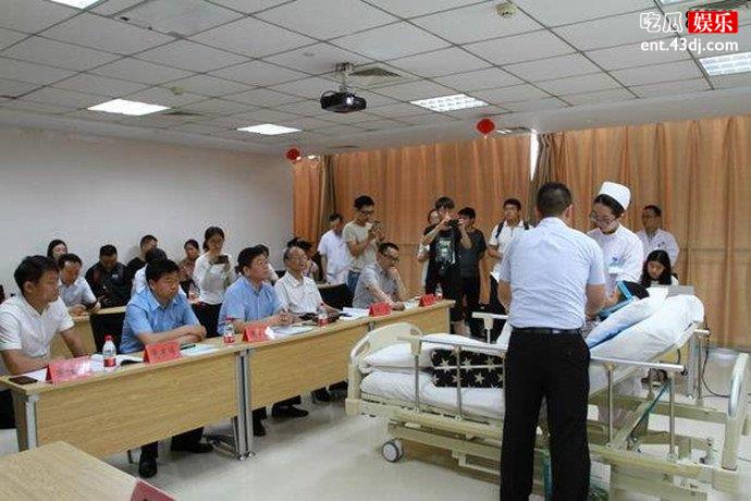 女孩病床论文答辩