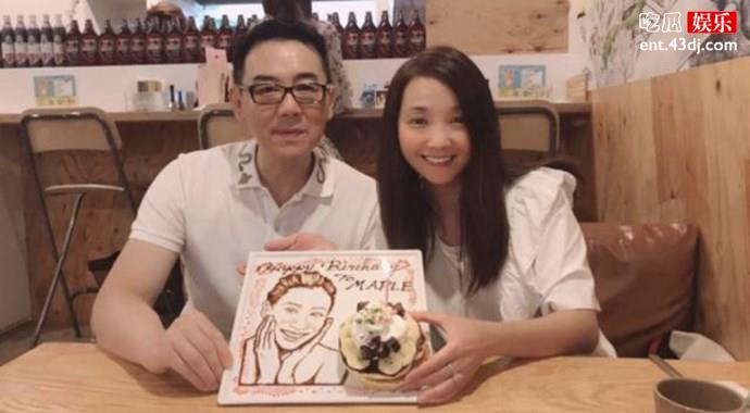 51岁许秋怡在老公旁边像女儿