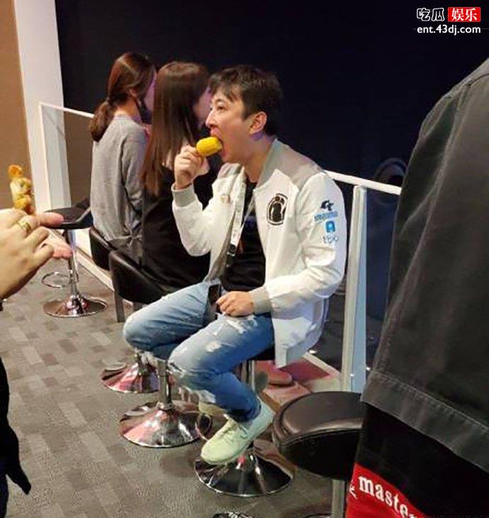 王思聪吃玉米