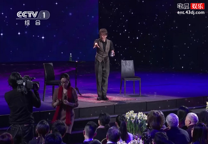 春晚刘谦在表演魔术