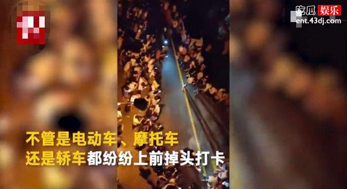 群众聚集在户主家门口