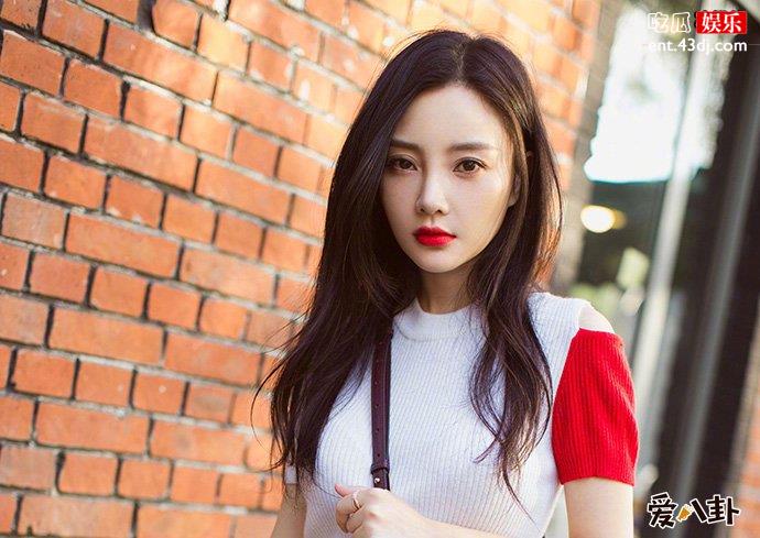 李小璐为网店拍写真