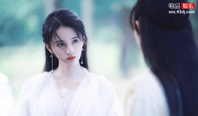 鞠婧祎如天仙一般