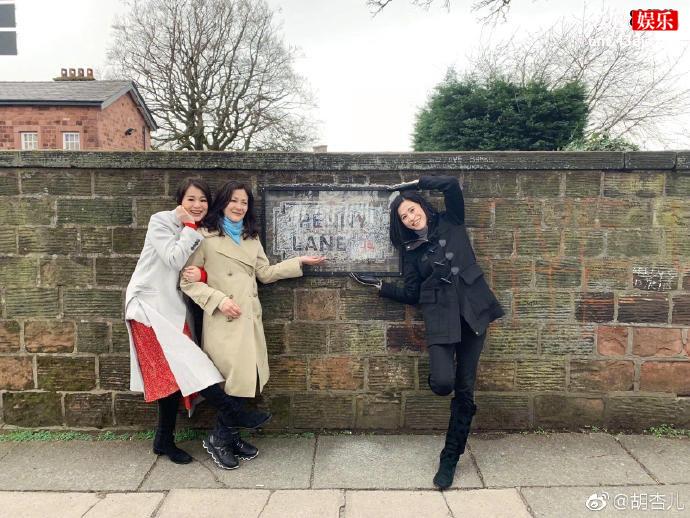 胡杏儿陈慧珊宣萱三人在英国合影
