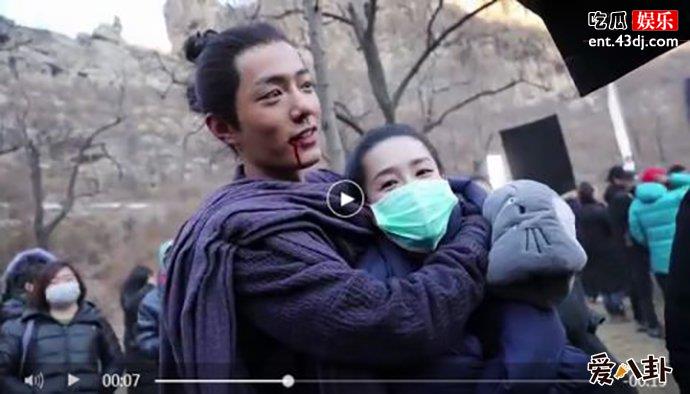肖战搂李沁脖子
