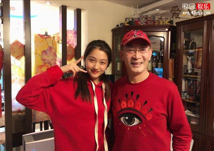 关晓彤六小龄童关系