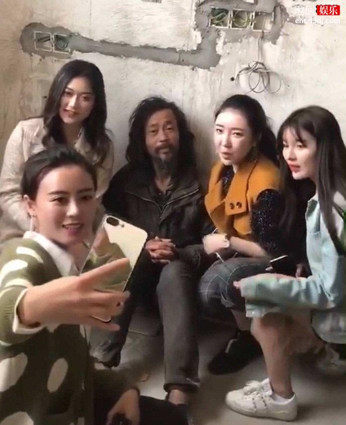 流浪大师沈巍被网红包围