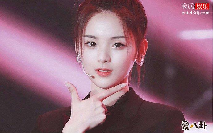 杨超越仙女的脚是不会臭的是什么梗