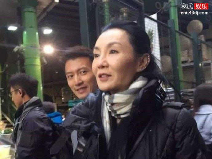 和谢霆锋一起现身街头的张曼玉