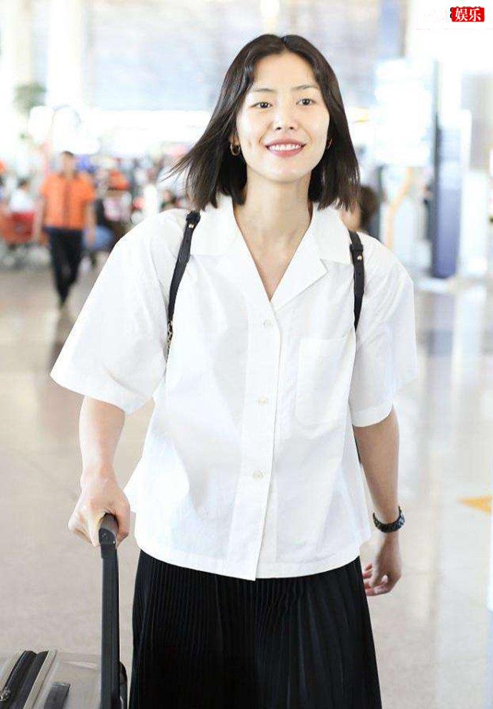 刘雯解约后首现身