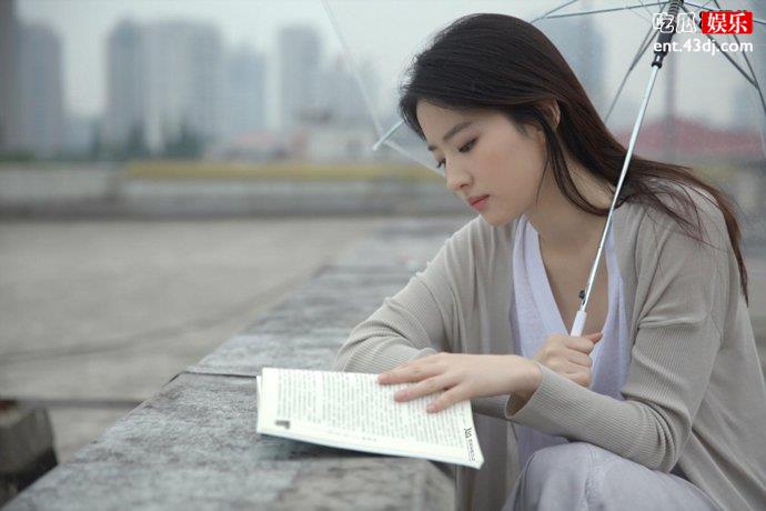 钟楚曦盯上刘亦菲