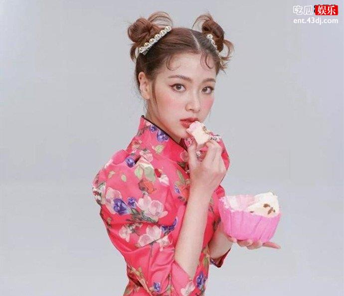 平采娜此次的旗袍装有些一言难尽