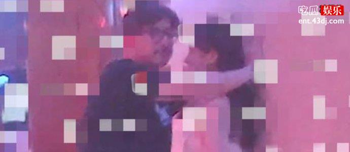 王岳伦与女子举止亲密