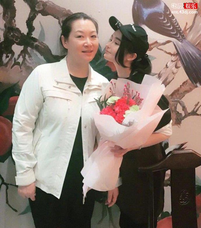 赵本山女儿和老婆合照 马丽娟和赵一涵