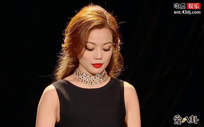 容祖儿拄拐杖会好友饭局被调侃是冬阴功好友“容阴功”