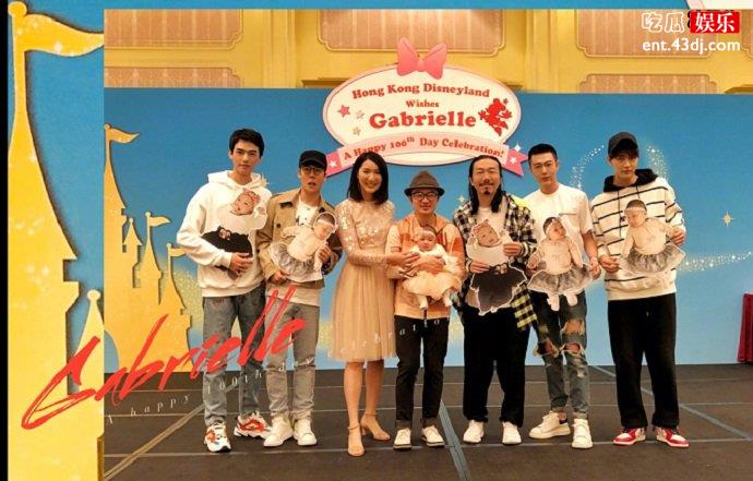 王祖蓝女儿百日宴上，众明星合影