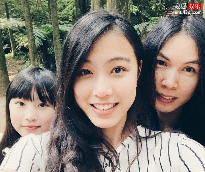 游鸿明老婆和两个女儿