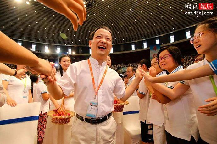 崔万志和妻子李丽梅婚后育有一个儿子