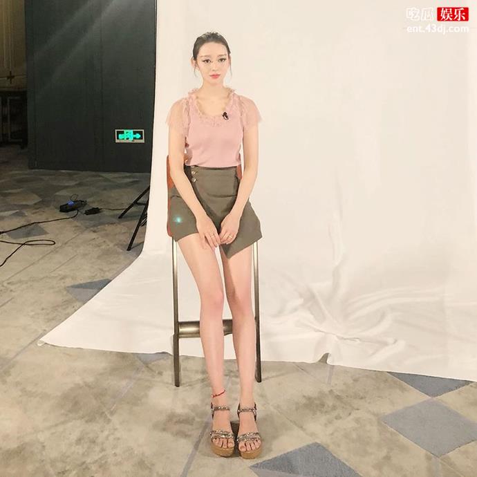 吉娜大长腿身材佳惹人羡慕