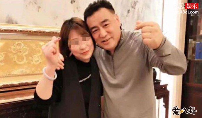 与粉丝亲切合影的央视名嘴张宏民