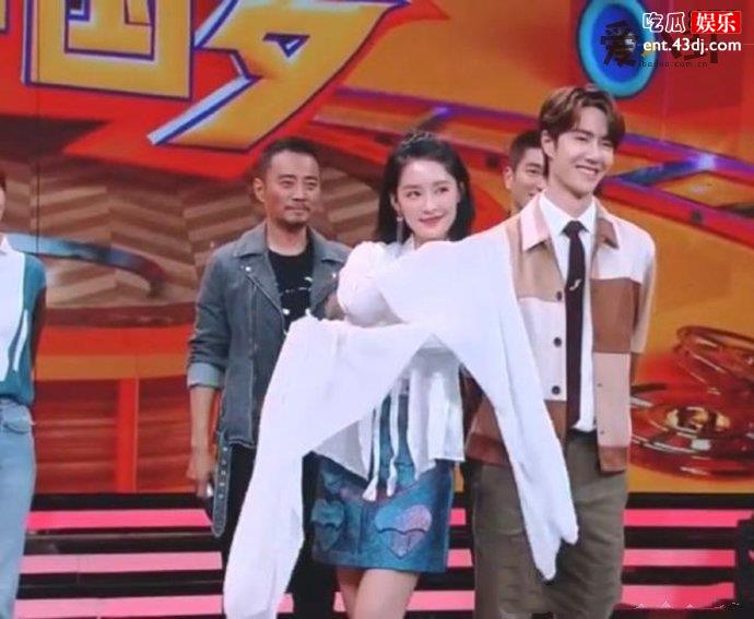 李沁跳水袖舞撩王一博