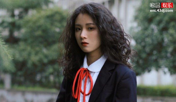 复古风女孩洪一诺