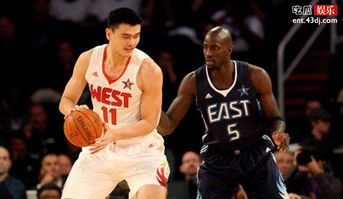 姚明在NBA赛场对位狼王加内特