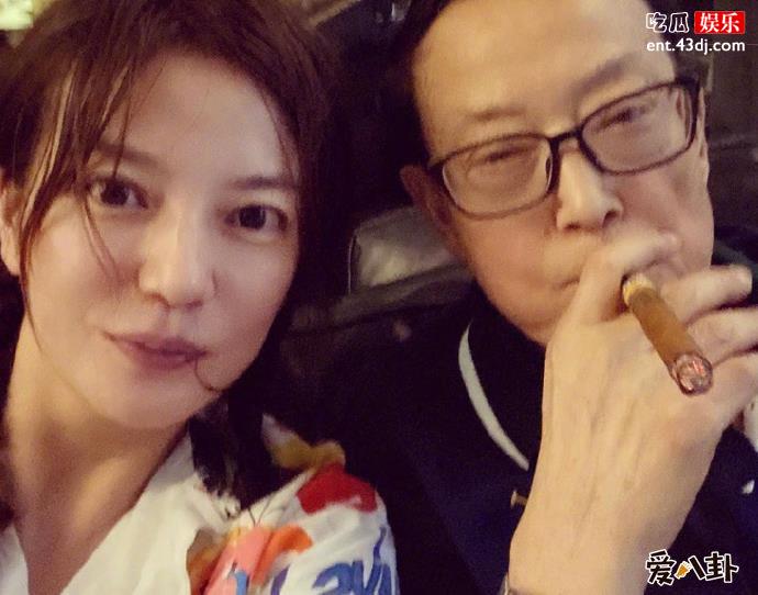 赵薇晒与爸爸合照