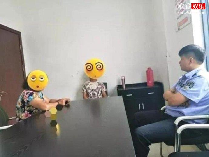 民警为母子两人进行调解