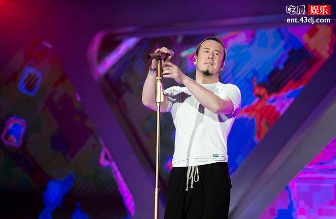 杨坤唱歌一脸自信的样子