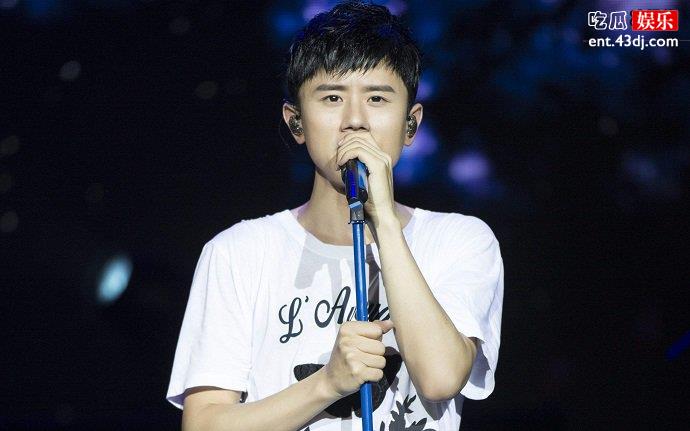刚出道的张杰很青涩，声音辨识度非常高。