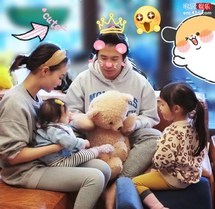 欧弟一家四口同框，两个女儿在身旁