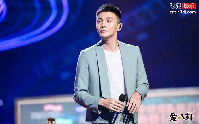 歌手李荣浩舞台照