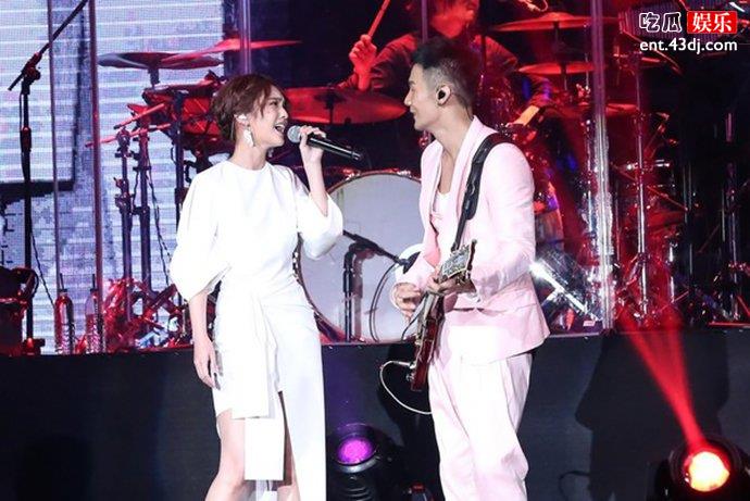 杨丞琳助唱李荣浩演唱会