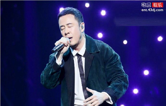 杨坤陶醉唱歌