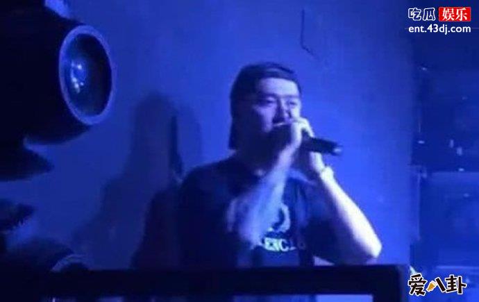 蒋劲夫现身酒吧当DJ