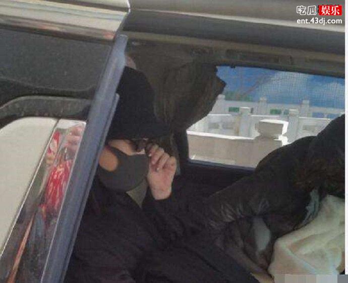 冯绍峰戴帽子，戴口罩
