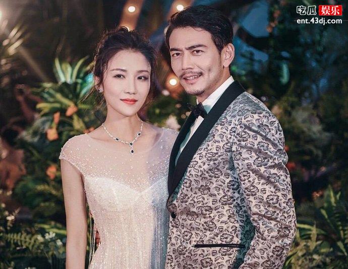 杨烁和妻子合照