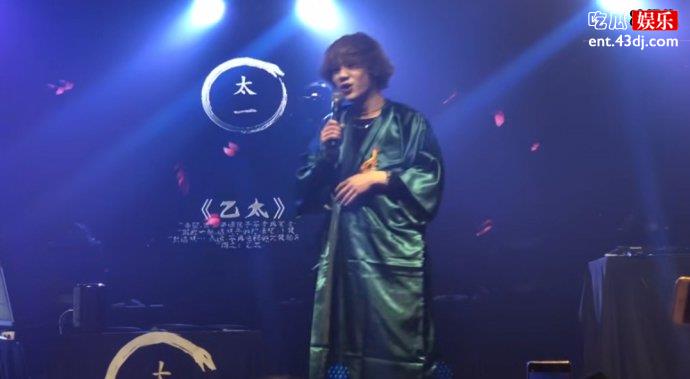 《像暗杀似的绕到背后突然拥抱你》演唱者太一