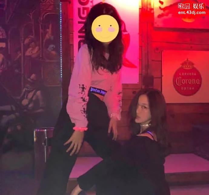 李嫣疑似与同学逛夜店