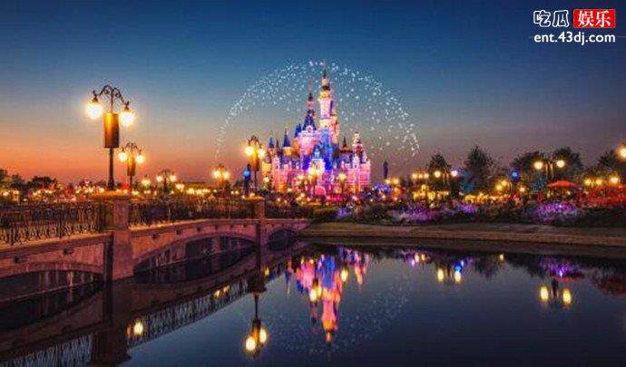 夜幕下的迪士尼乐园